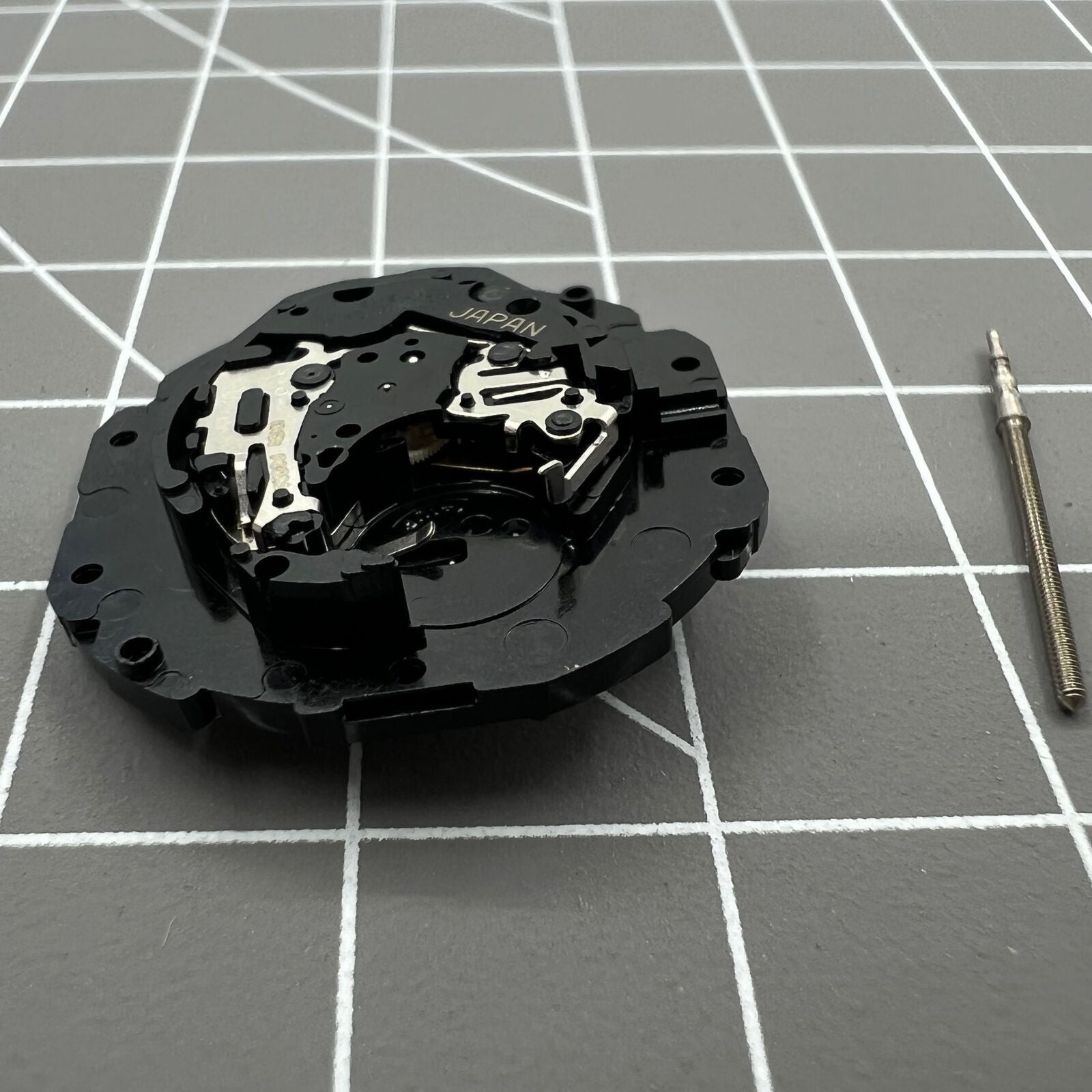 Hattori Epson PC32 quartz watch movement with 3 hands and date display, Japan-made precision component.