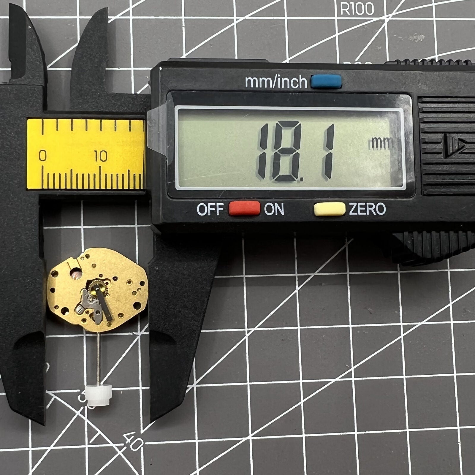 Swiss Made ETA579.005 quartz watch movement showing precise 2/3 hand timekeeping for accessories.