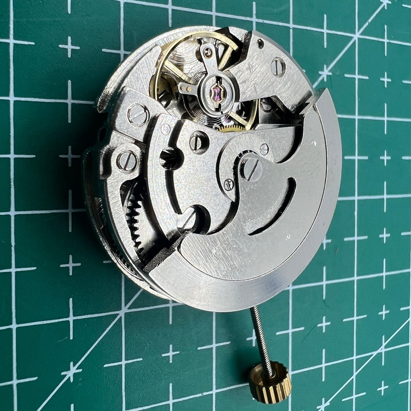 26.5mm 7120 mechanical watch movement with single calendar and three hands, ideal for watch repair.