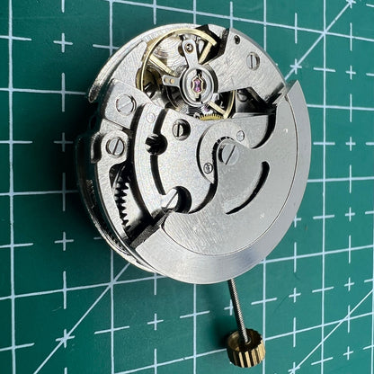26.5mm 7120 mechanical watch movement with single calendar and three hands, ideal for watch repair.