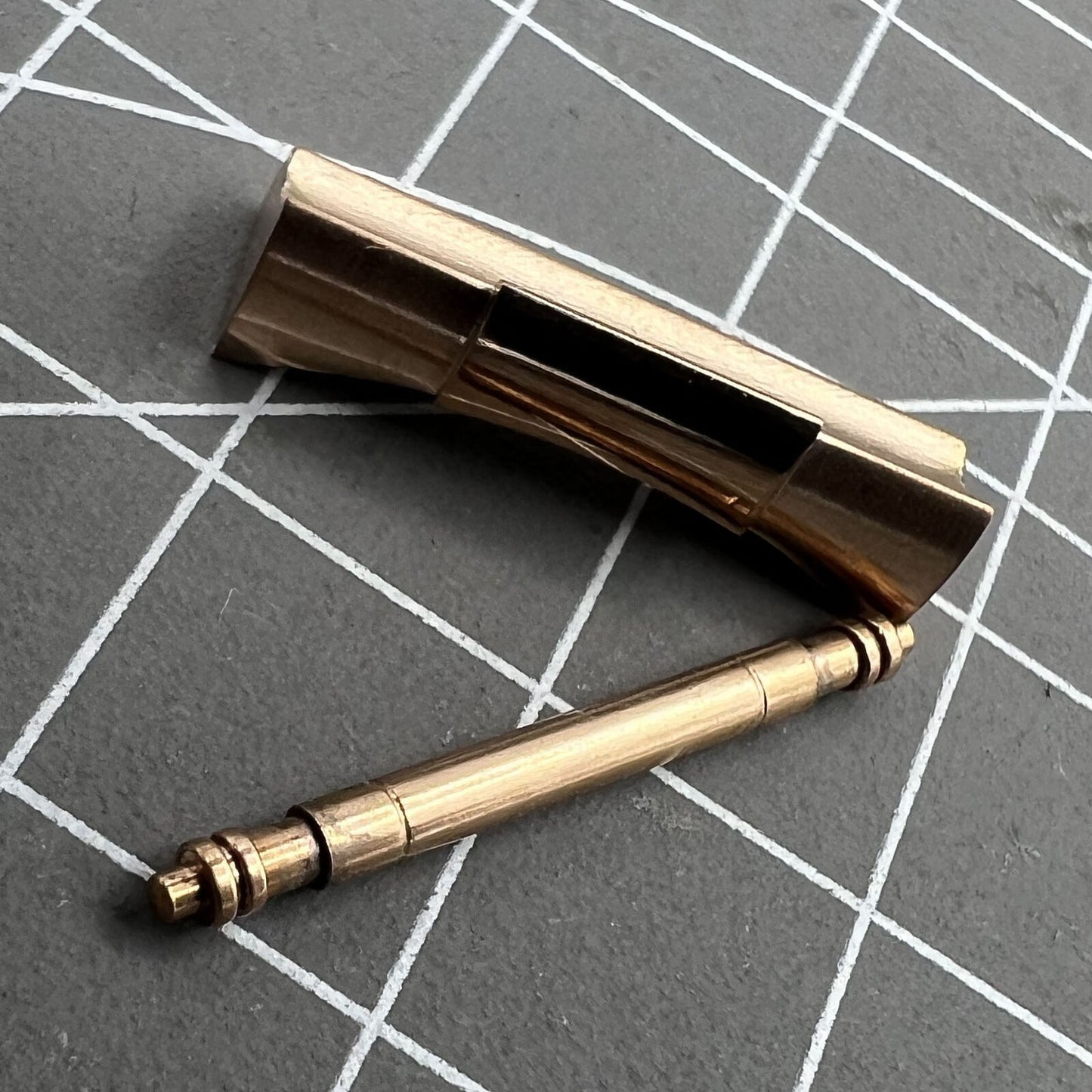 Curved end link for Daytona watch band 20/21mm, enhancing fit and sleek style.