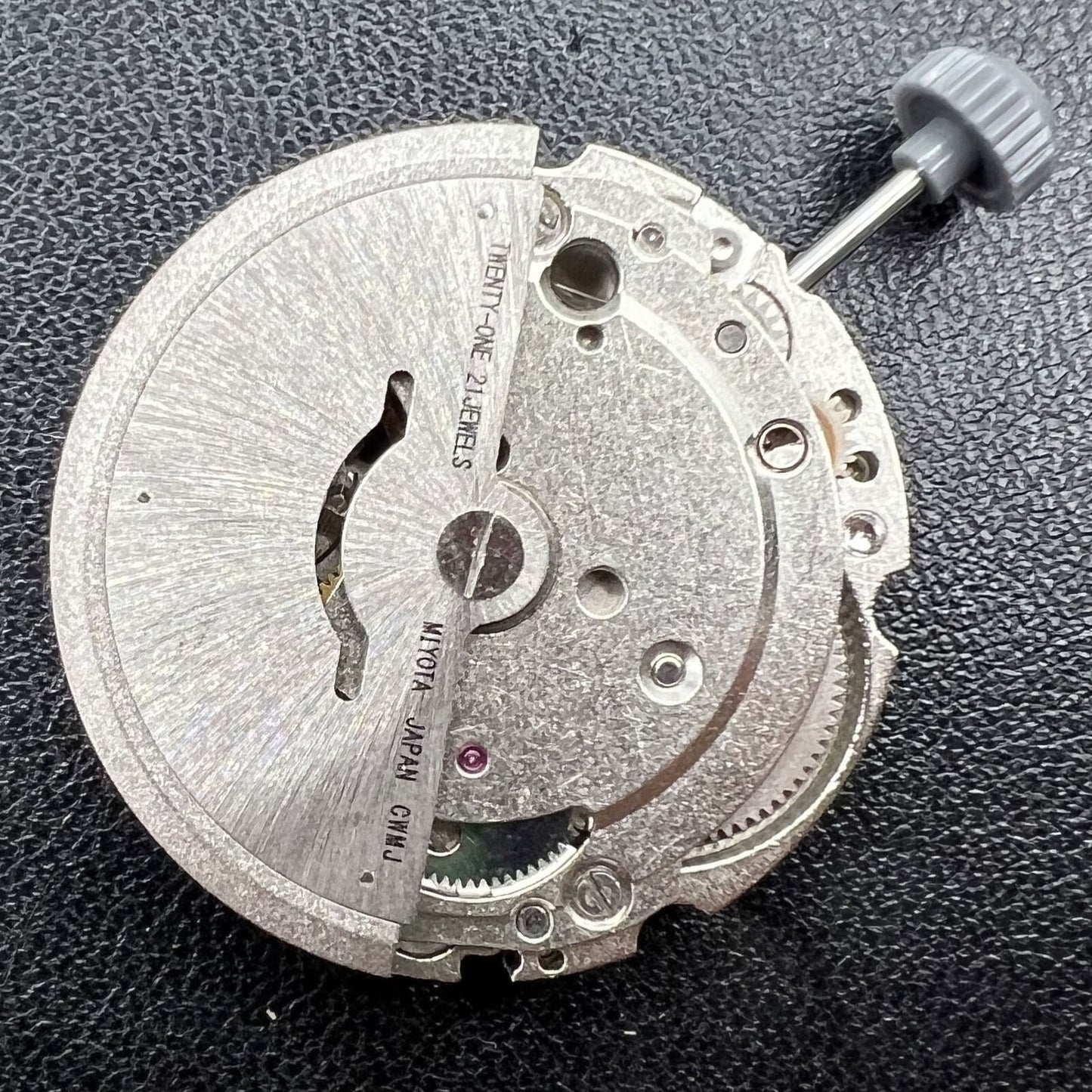 Miyota/Citizen 8200 series watch movement featuring single calendar date at 6 o'clock, precise timekeeping.