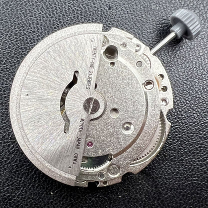 Miyota/Citizen 8200 series watch movement featuring single calendar date at 6 o'clock, precise timekeeping.