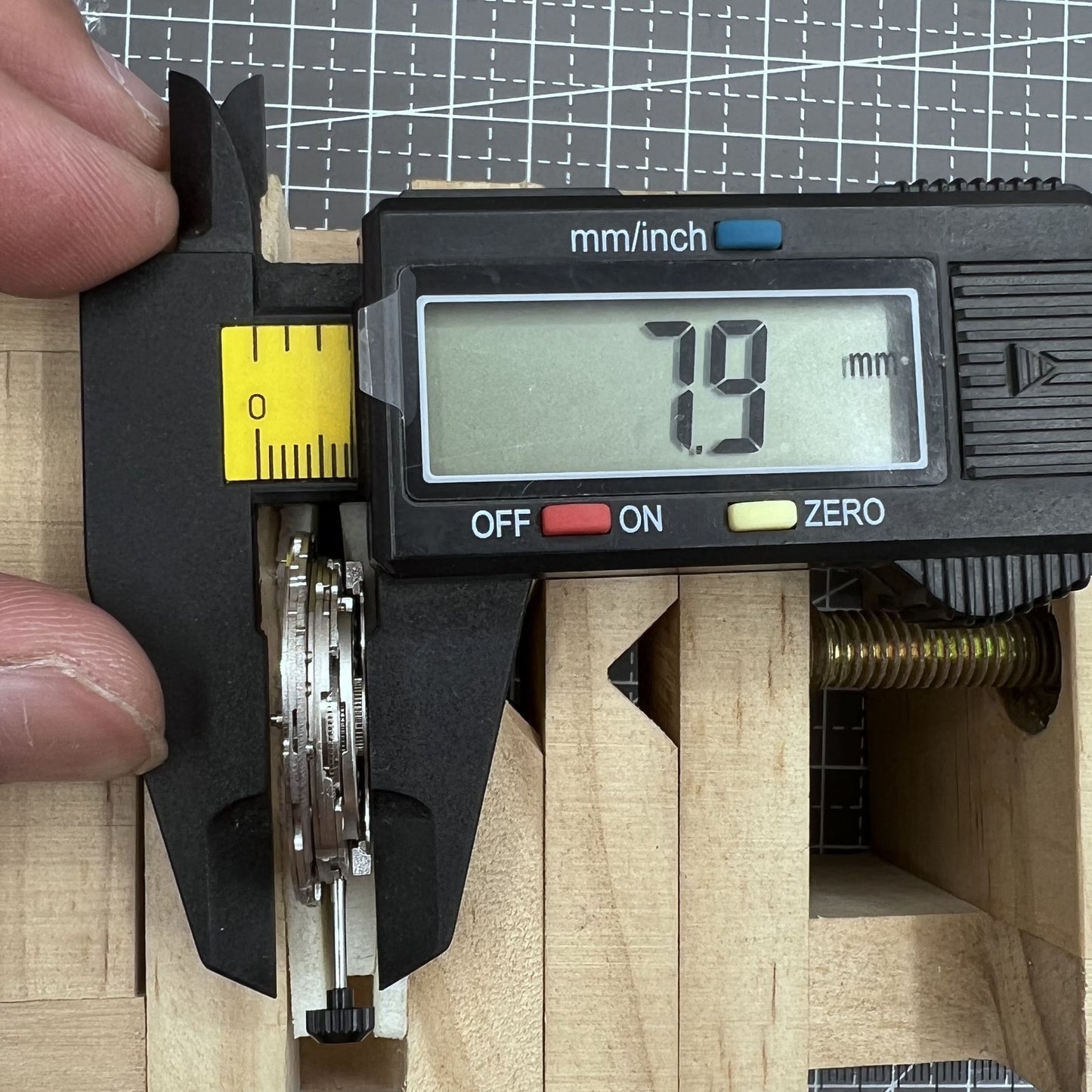 Mechanisches Miyota 9133 Uhrwerk mit japanischer Pr�zision, ideal f�r hochwertige Uhrenreparaturen.
