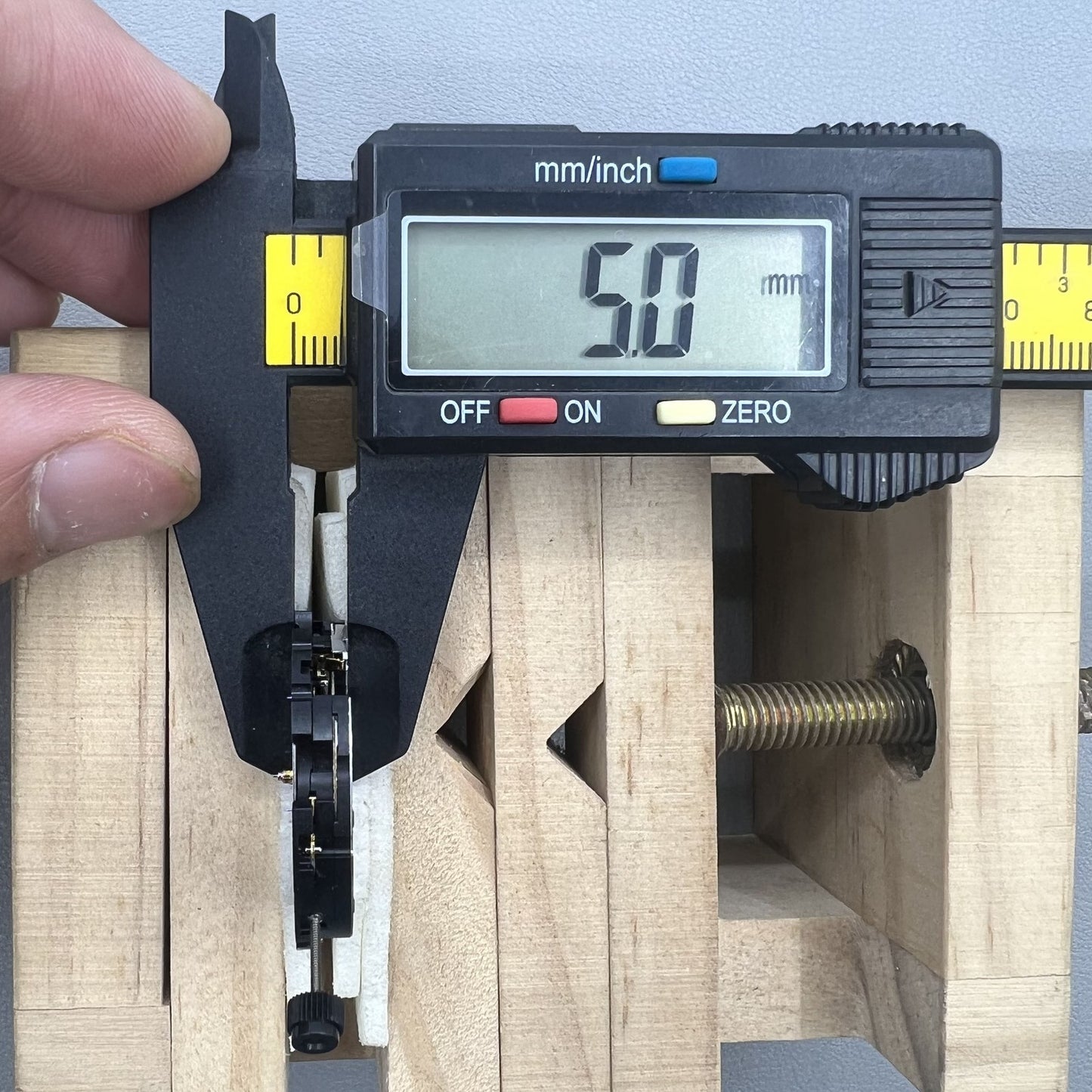 G10.212 ETA Quarzwerk Schwarzes Zifferblatt 3 Zeiger Datum 6 Uhr Ersatz für