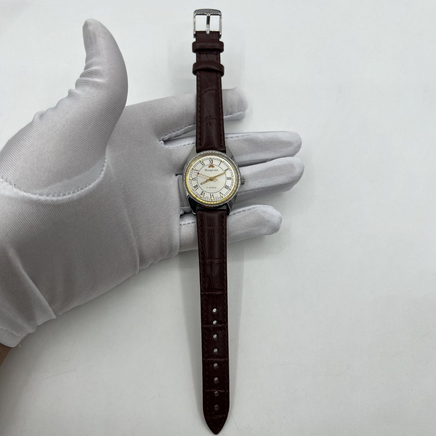 HONGLIAN 32mm manual mechanical watch with 17 jewels, Roman numeral dial, classic design.