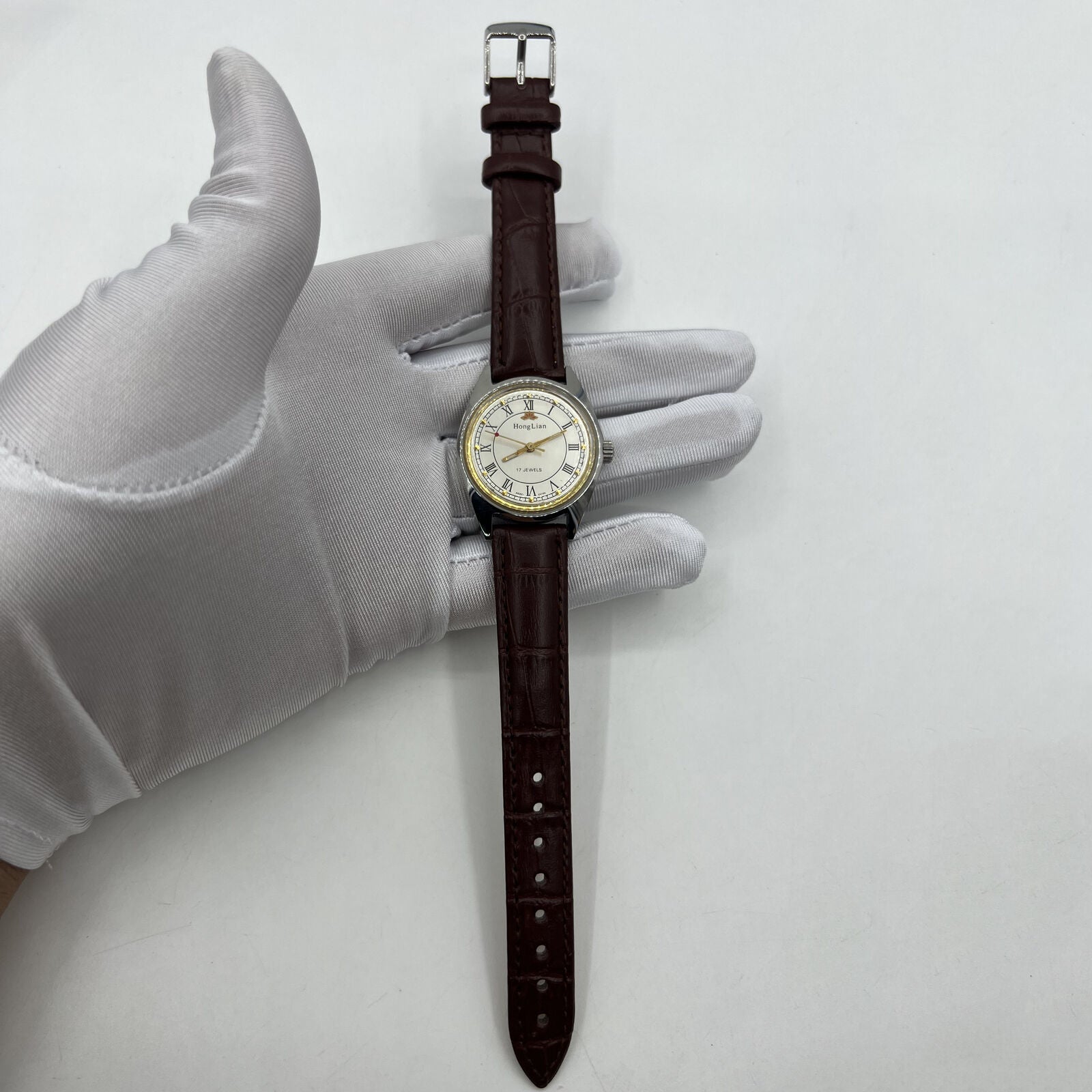 HONGLIAN 32mm manual mechanical watch with 17 jewels, Roman numeral dial, classic design.