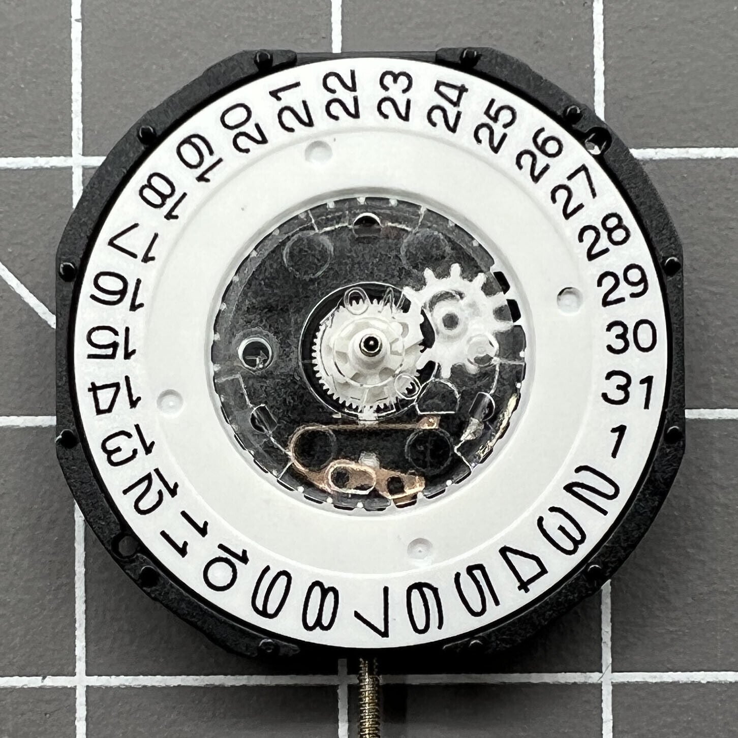 LG32 quartz watch movement repair part showing date window at 3 o?clock for precise timekeeping.