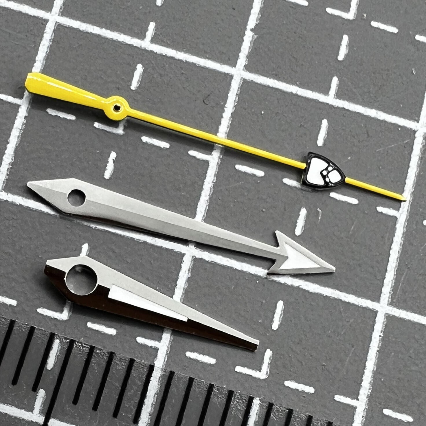 Yellow pointed second hand with green lume for NH35/36 watch movement, precise and luminous.