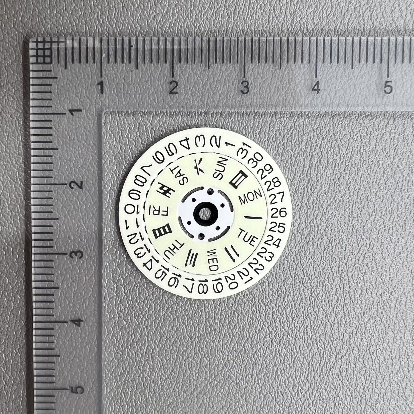 White date and week disk wheels with green lume for Seiko NH36, improving dial visibility in low light.