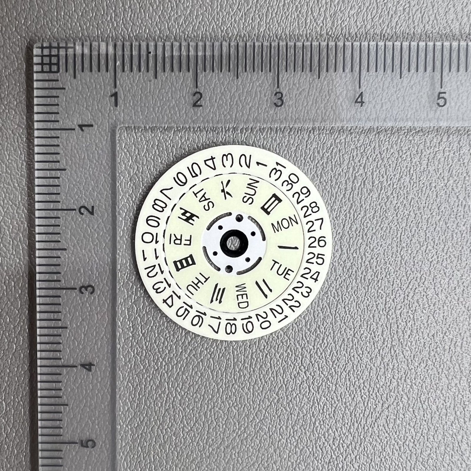 White date and week disk wheels with green lume for Seiko NH36, improving dial visibility in low light.