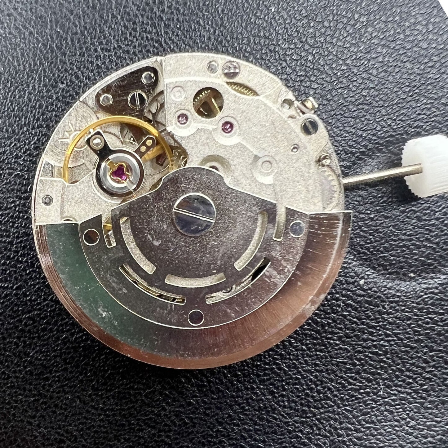 8205 2813 automatic mechanical watch accessory with single calendar display for accurate timekeeping.