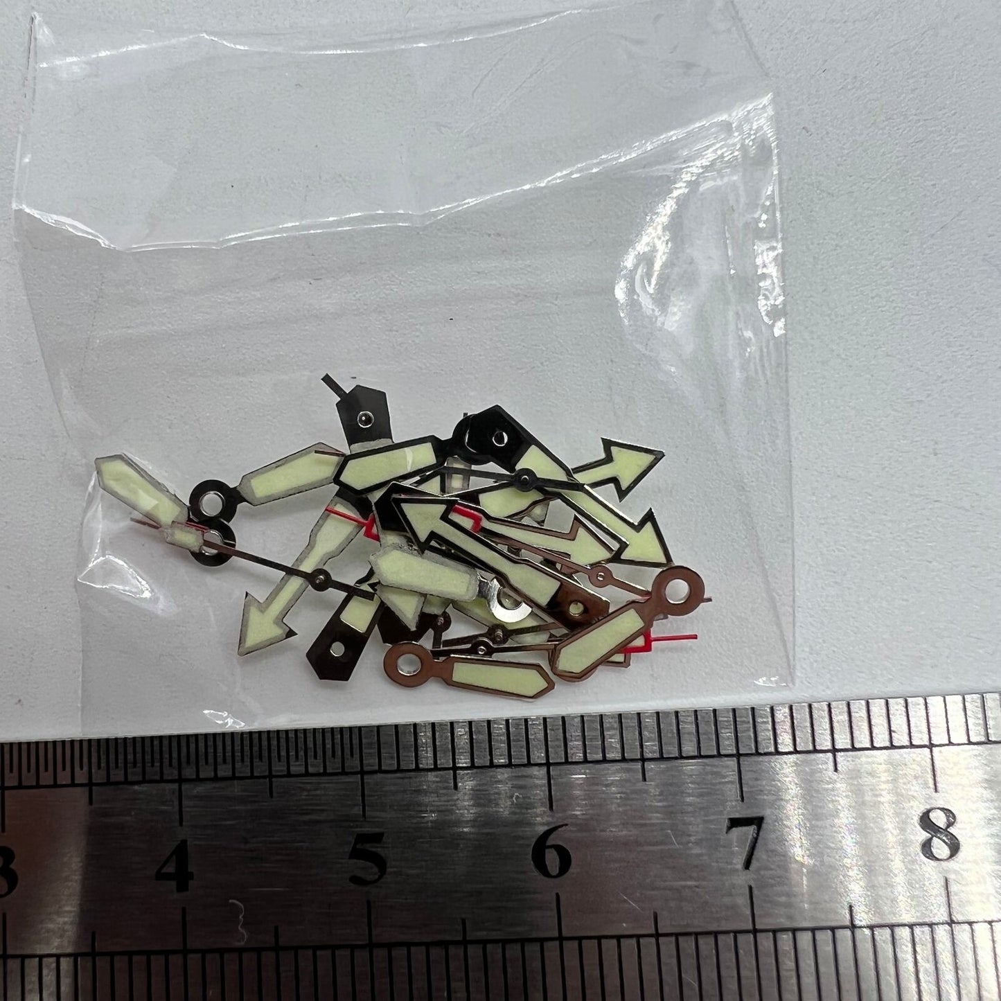 Arrow-shaped silver trim watch hand with green lume for Miyota 2035, enhancing precision and visibility.