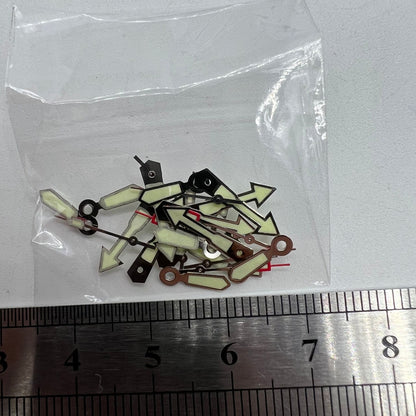 Arrow-shaped silver trim watch hand with green lume for Miyota 2035, enhancing precision and visibility.