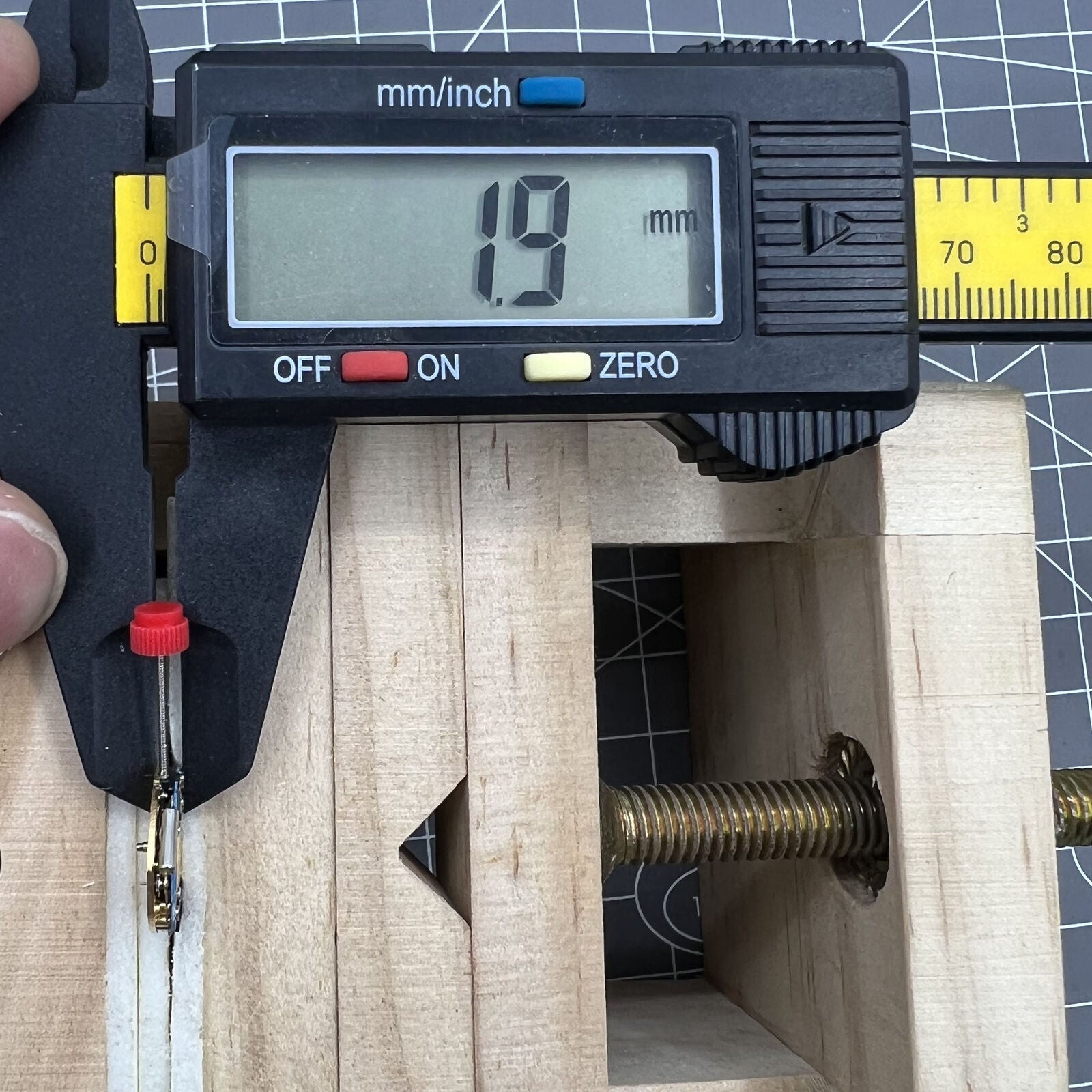 ETA 980.163 quartz watch movement with 2 hands for precise timekeeping and watch customization.