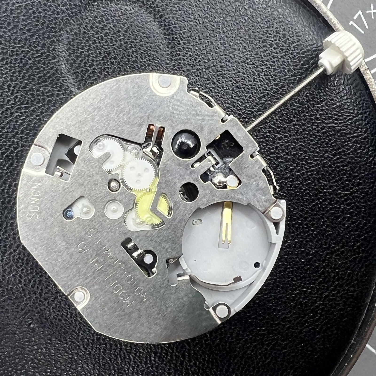 Sunon Quarzuhrwerk PE70 mit Datumsanzeige und kleiner Sekunde f�r pr�zise Zeitmessung