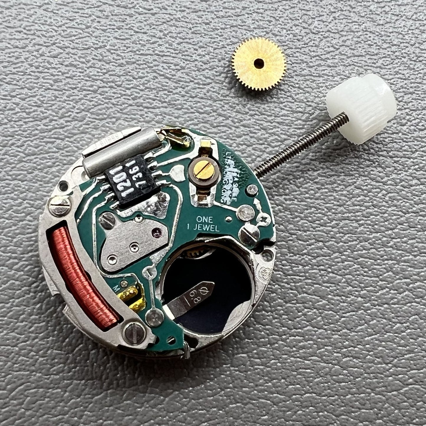 Swiss ETA 556115 quartz watch movement with 3 hands and date display at 3 o'clock, ideal for watch accessories.
