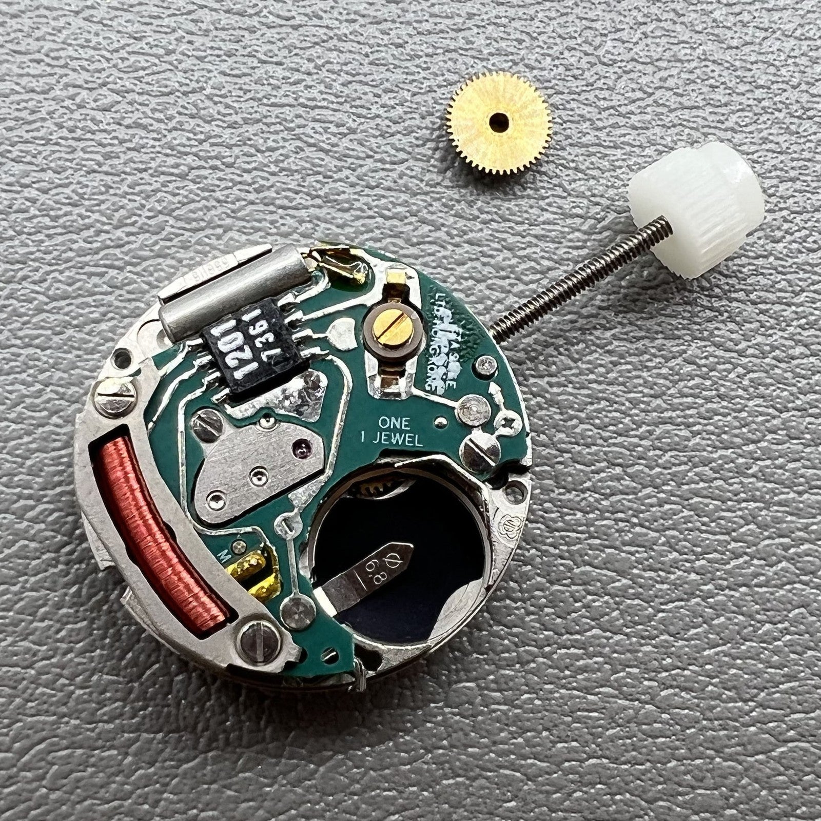 Swiss ETA 556115 quartz watch movement with 3 hands and date display at 3 o'clock, ideal for watch accessories.