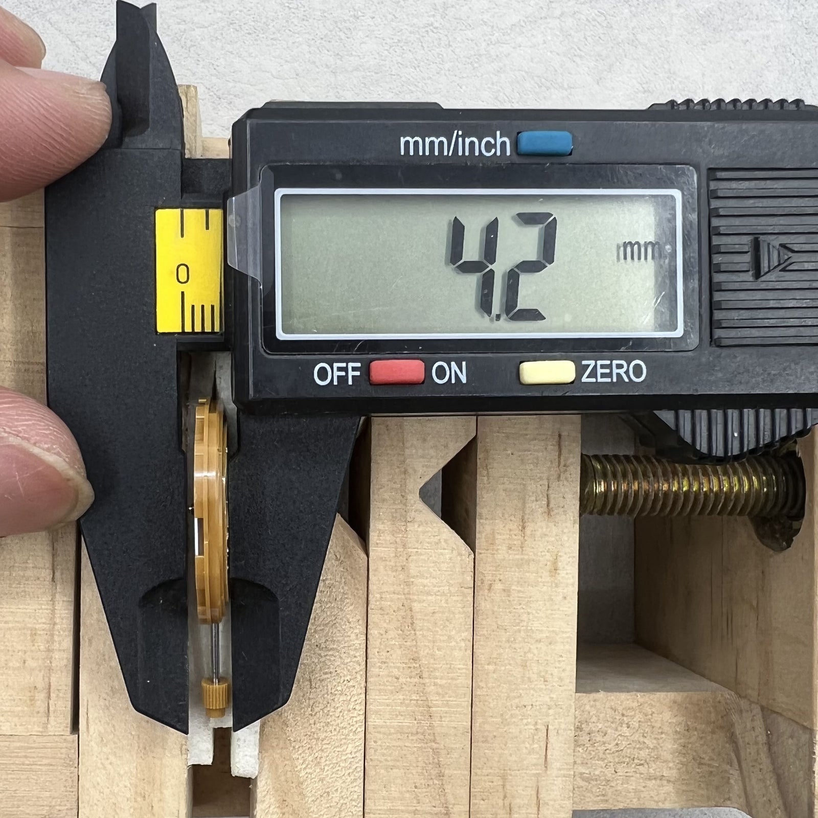 Miyota GM00 Japan quartz watch movement with date and day display for accurate timekeeping