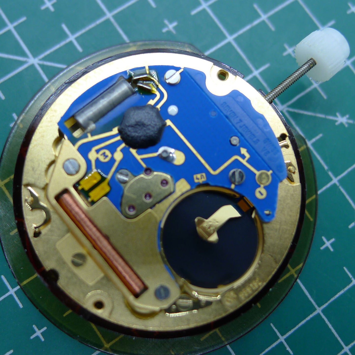 Swiss Made ETA 955.132 quartz watch movement showing double calendar: week at 12, date at 3.