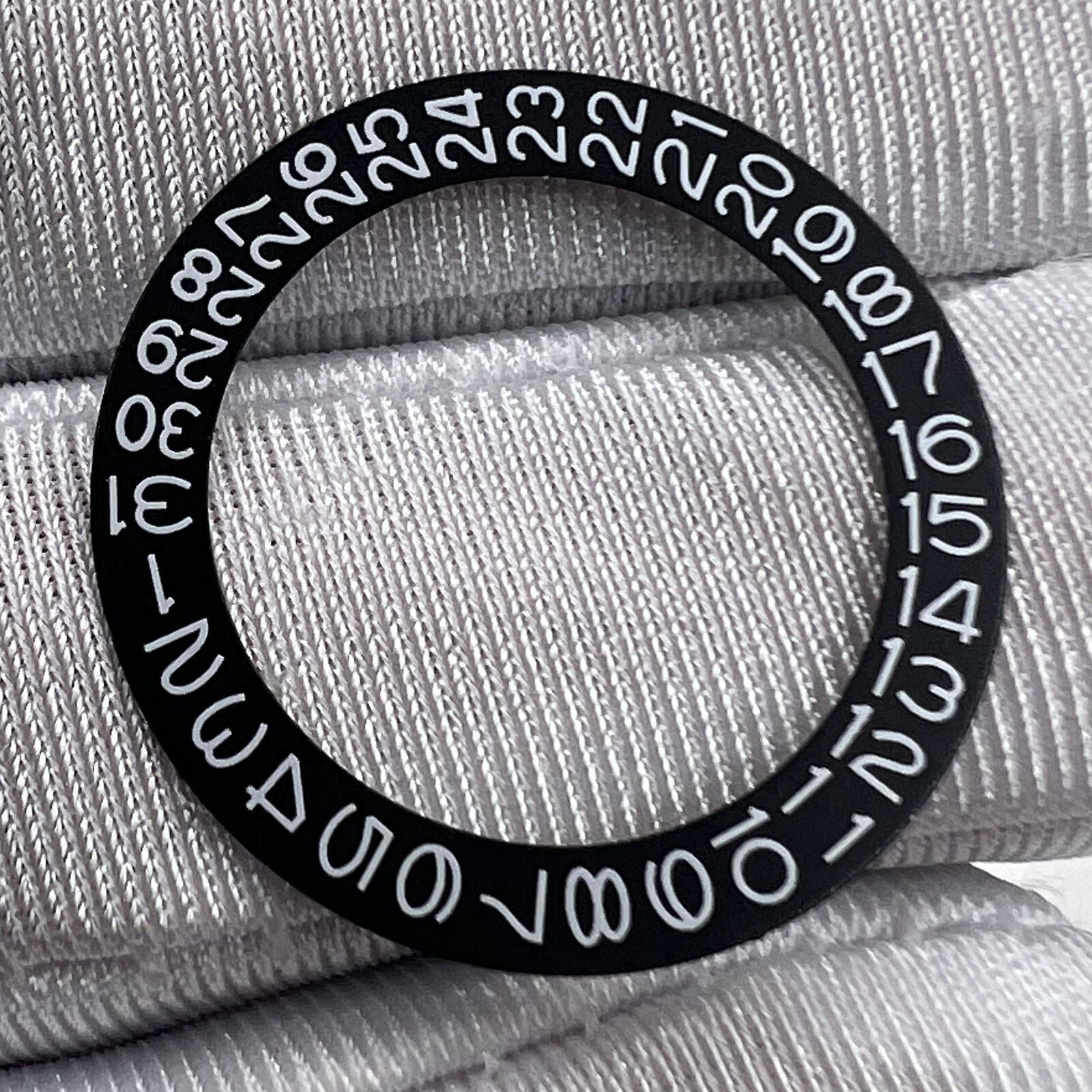 Black date disk wheel for NH35/NH36 movement, precise date display at 3 or 6 o?clock position.