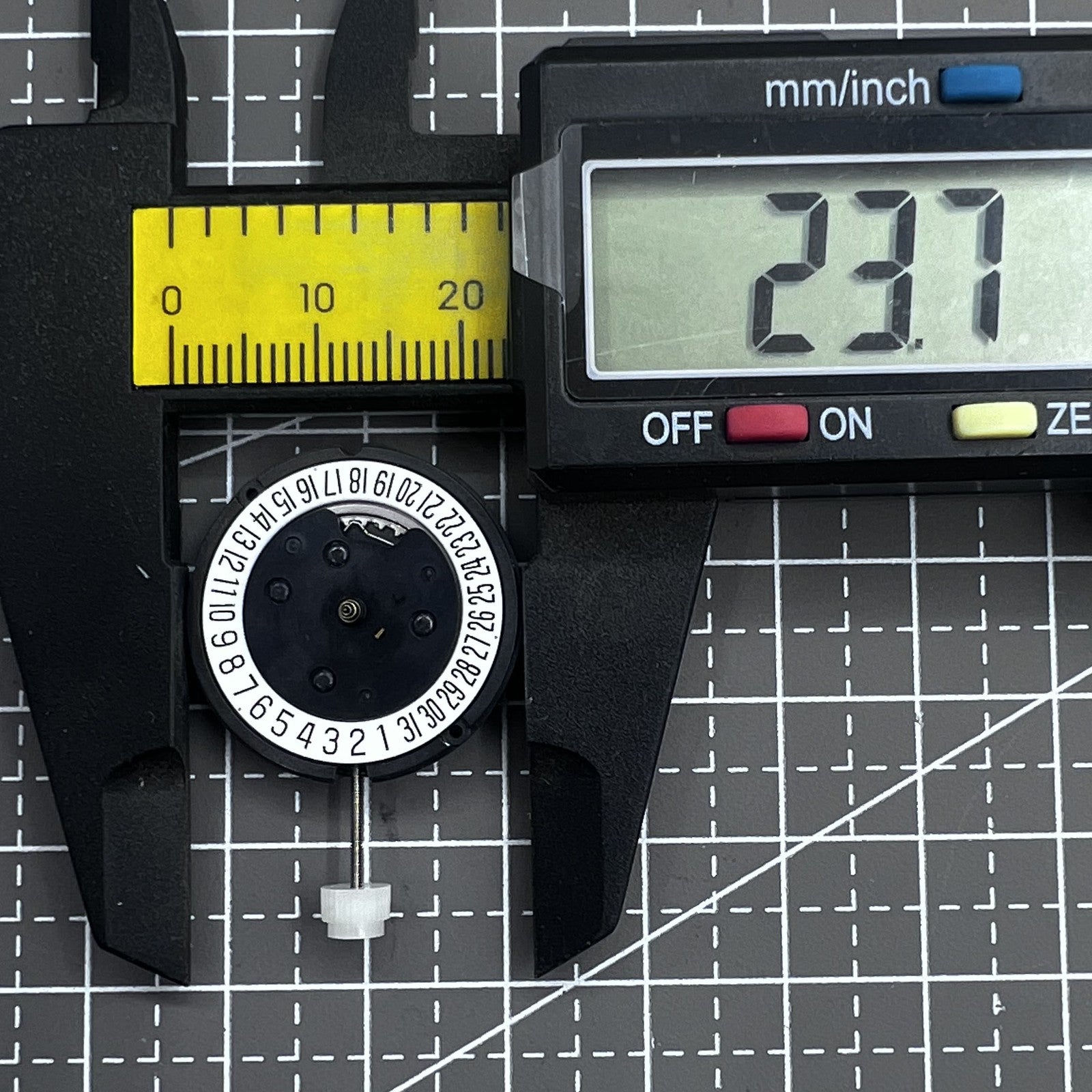 Swiss ETA804.192 Quartz watch movement with date display at 6 o'clock for precise timekeeping