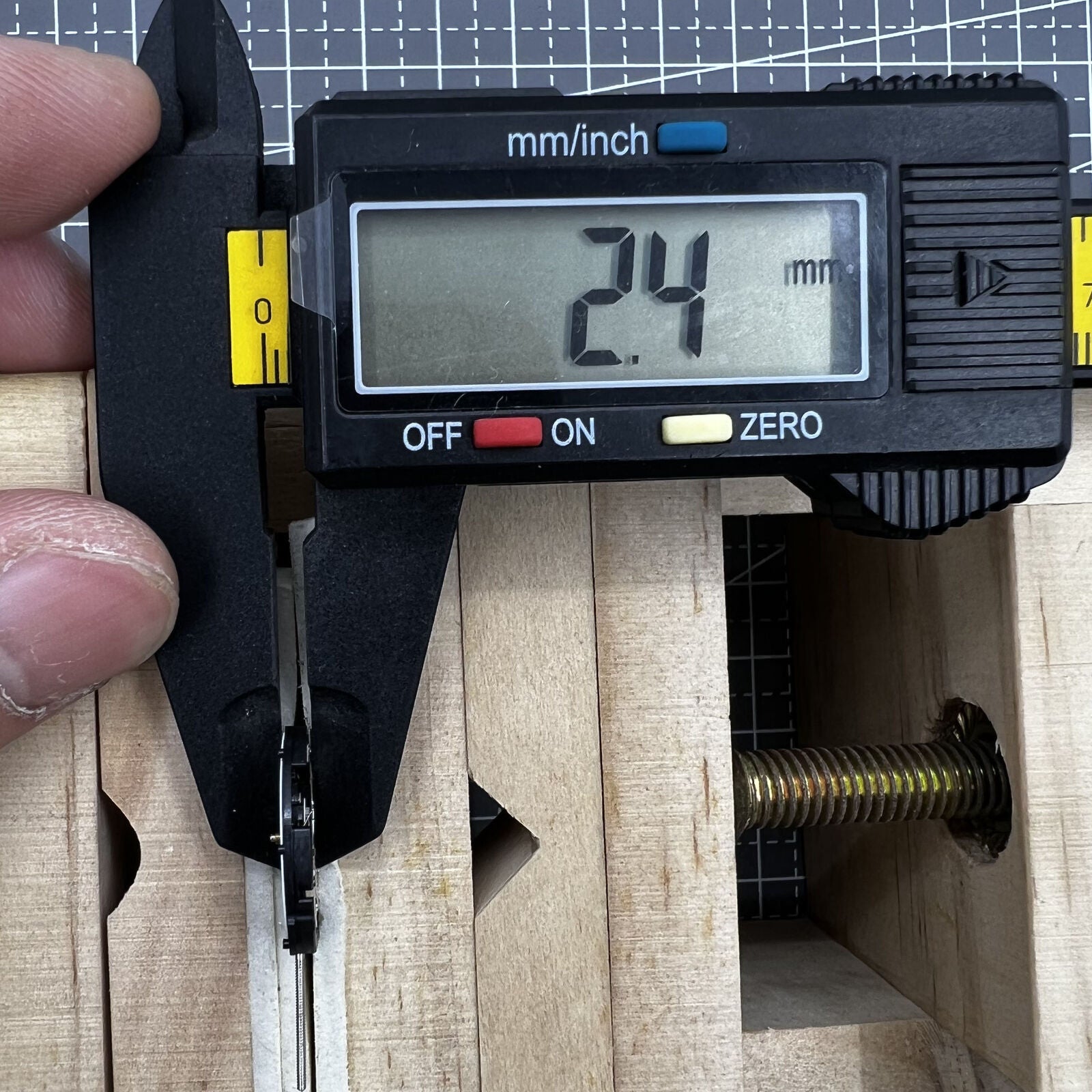 Hattori Epson VX19E quartz watch movement with date display at 6 o'clock for precise timekeeping.