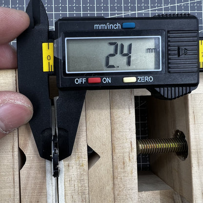 Hattori Epson VX19E quartz watch movement with date display at 6 o'clock for precise timekeeping.