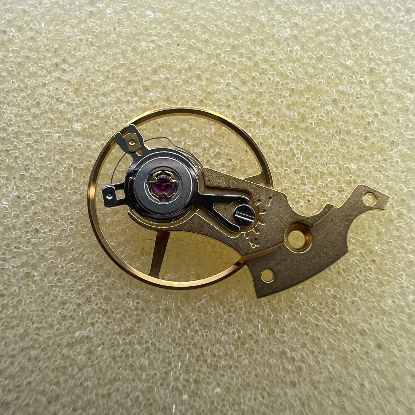 Golden balance wheel with splint for SW200 SW220 SW240 movements, precision watch repair part.