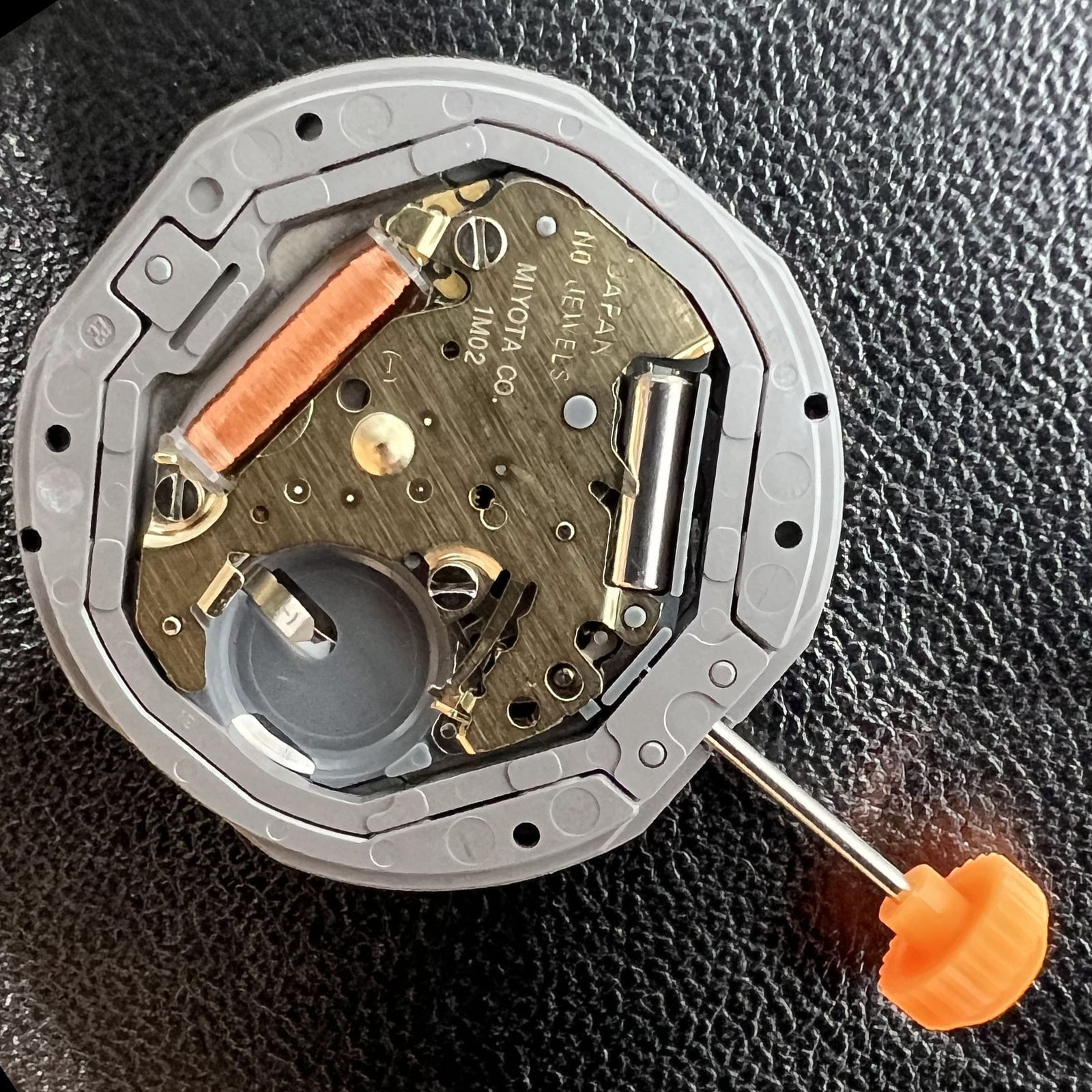 Miyota 1M02 Japan Quartz watch movement displaying 3 hands and English-Chinese day-date dial at 3 o'clock.