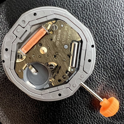Miyota 1M02 Japan Quartz watch movement displaying 3 hands and English-Chinese day-date dial at 3 o'clock.