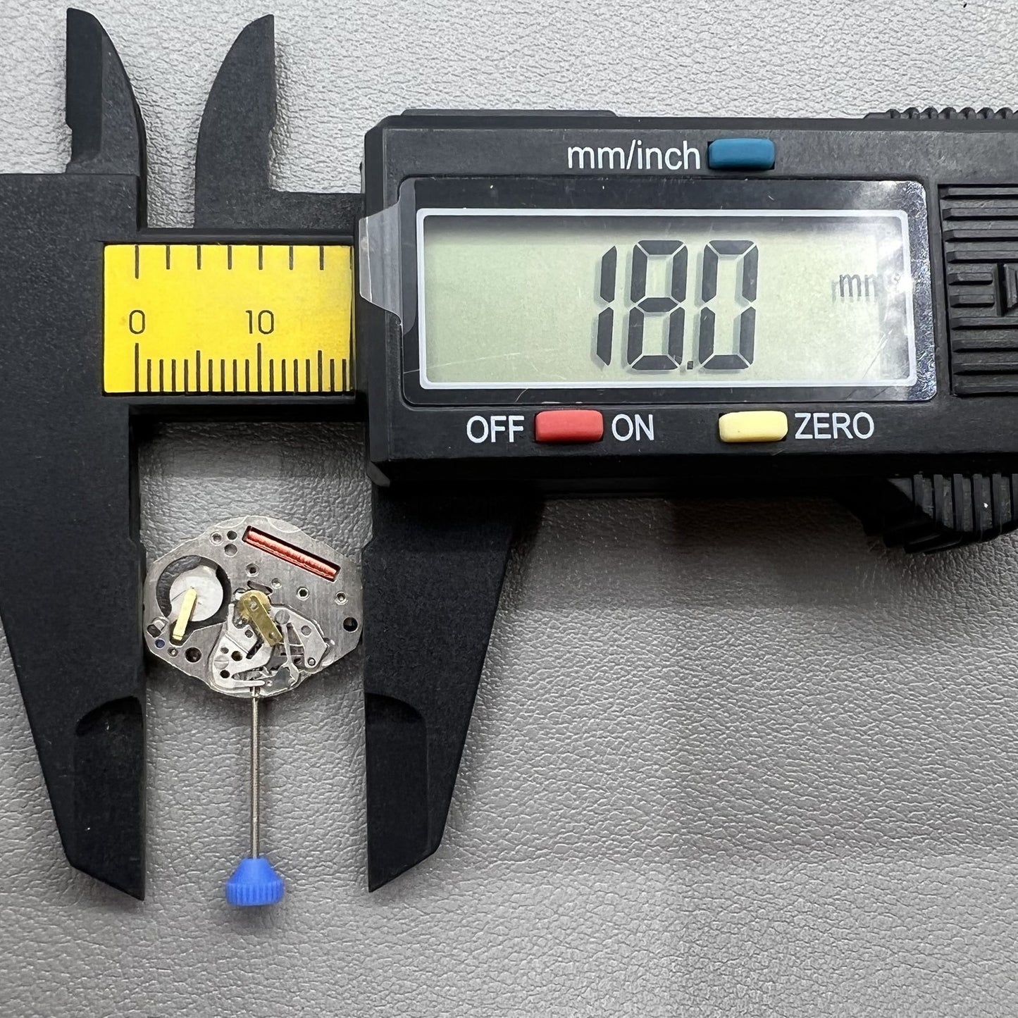 Swiss 910C Uhr Quarzwerk, precise watch movement mechanism for accurate timekeeping by Swiss brand.