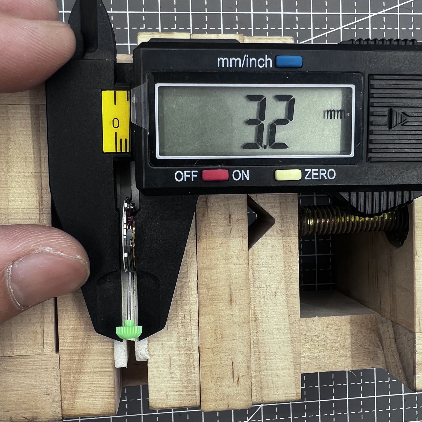 Japan Miyota Quarzwerk 4T13 Uhrwerk mit 3 Zeigern und Einzelkalender bei 6 Uhr f�r pr�zise Zeitmessung