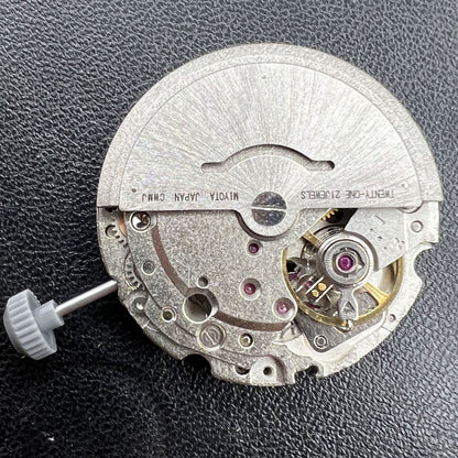 Miyota/Citizen 8200 series watch movement showing single calendar date at 6 o'clock, reliable precision timekeeping.