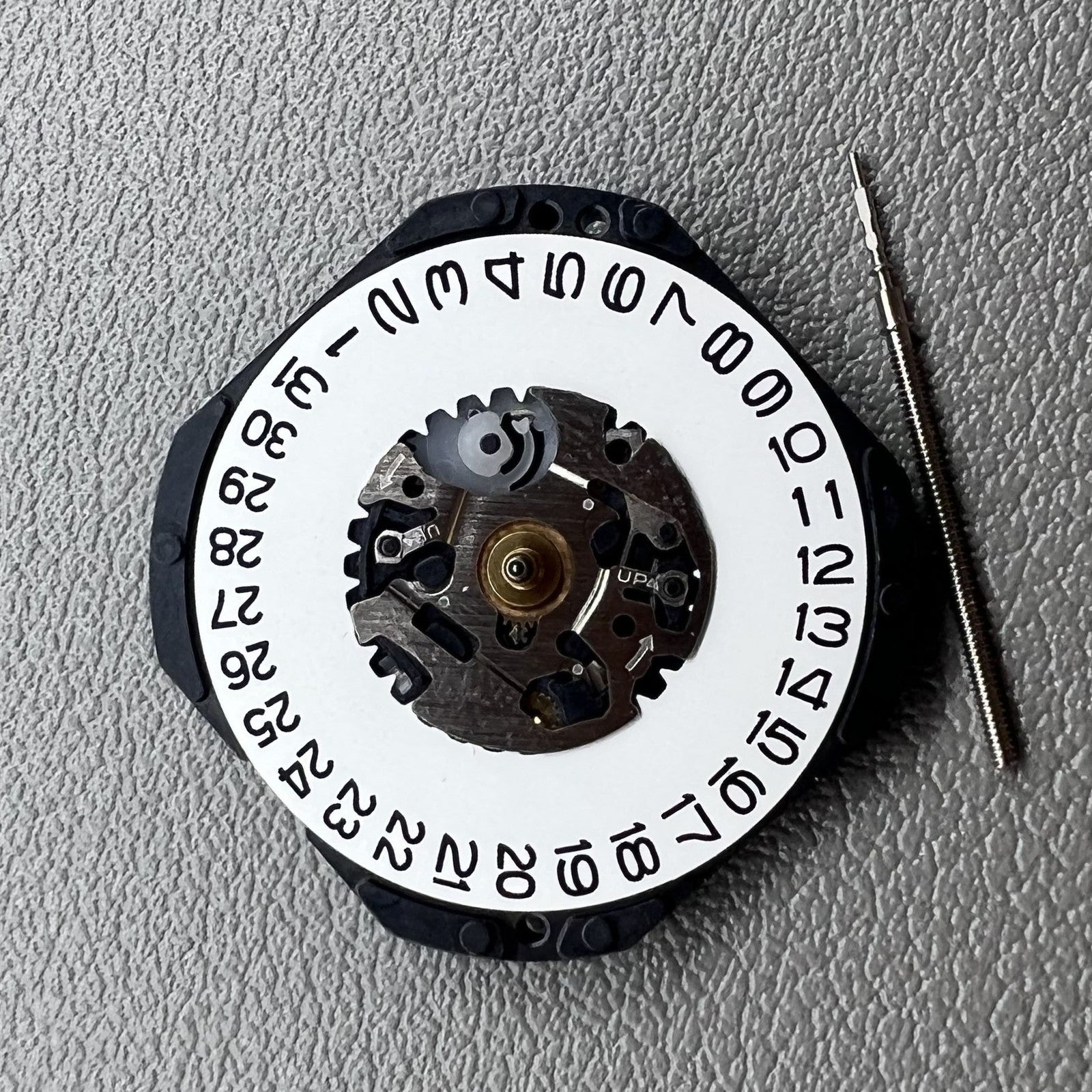 Seiko Japan 7N32C quartz movement with 3 hands and date display at 3 o'clock for watches.