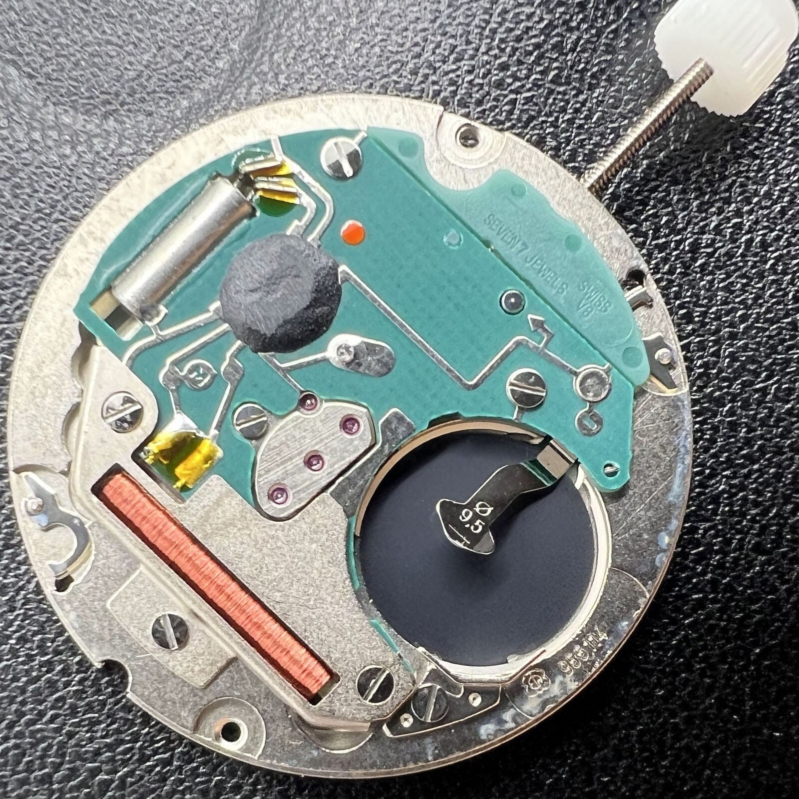 Swiss ETA 955.114 quartz watch movement with single calendar at 3 o'clock. Precision timekeeping component.