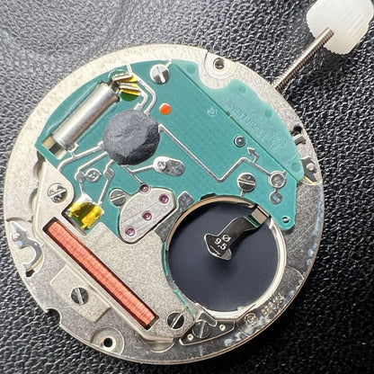 Swiss ETA 955.114 quartz watch movement with single calendar at 3 o'clock. Precision timekeeping component.