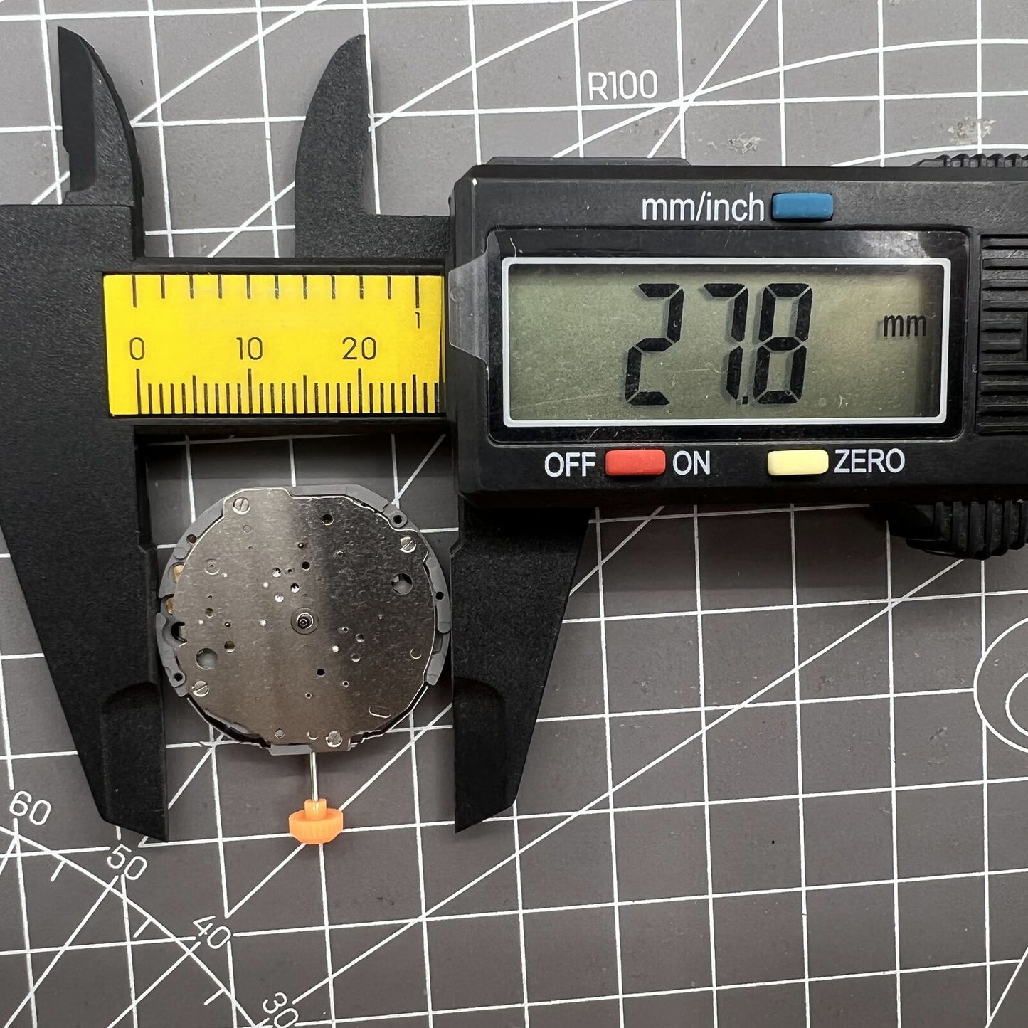 Japan Miyota JS10 quartz watch movement displaying small second hand at 6 o?clock, designed for precision timekeeping.