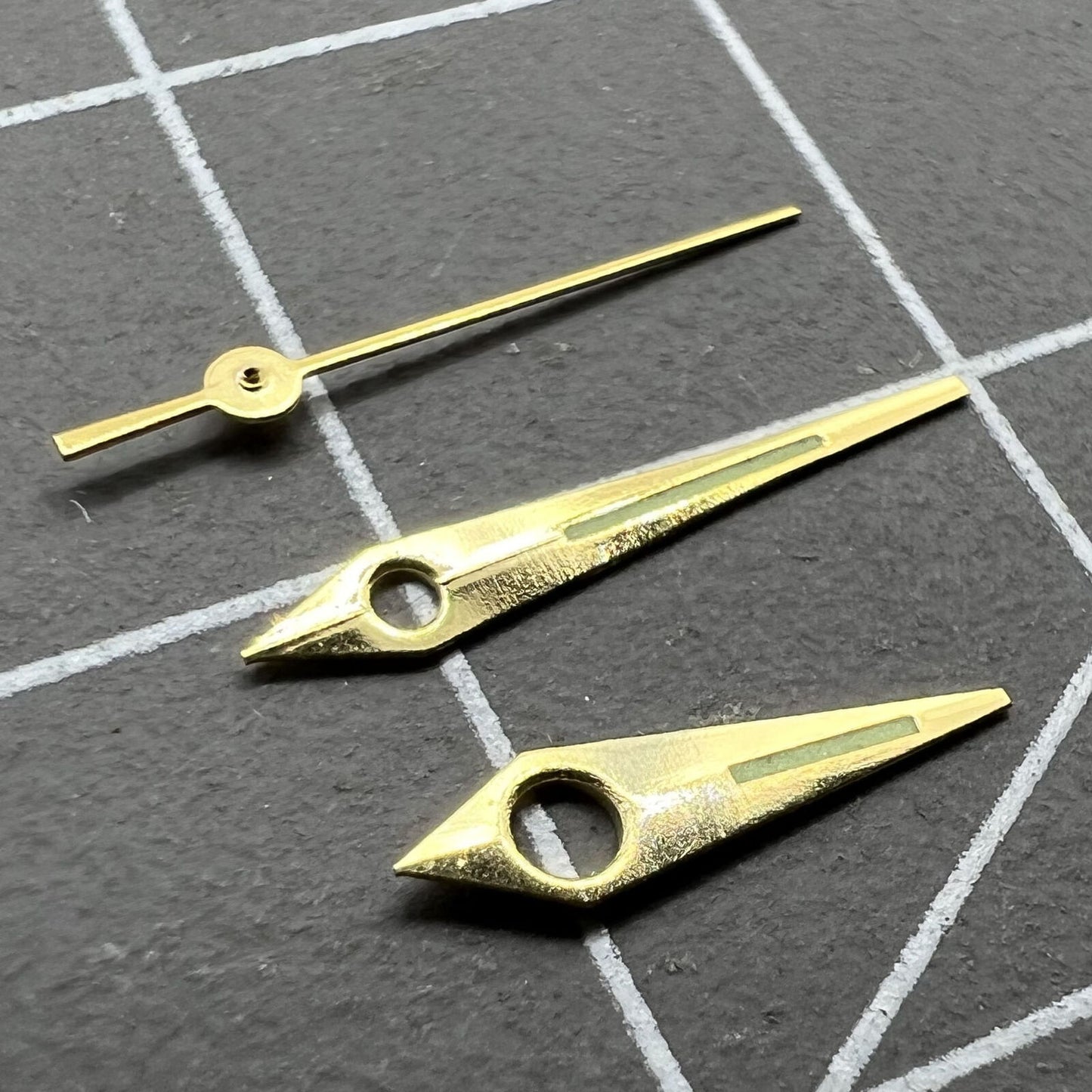 Golden trim arrow-shaped lume watch hands by P1-H5-NO16 for Miyota 8200, ideal for clear time reading and stylish upgrades.