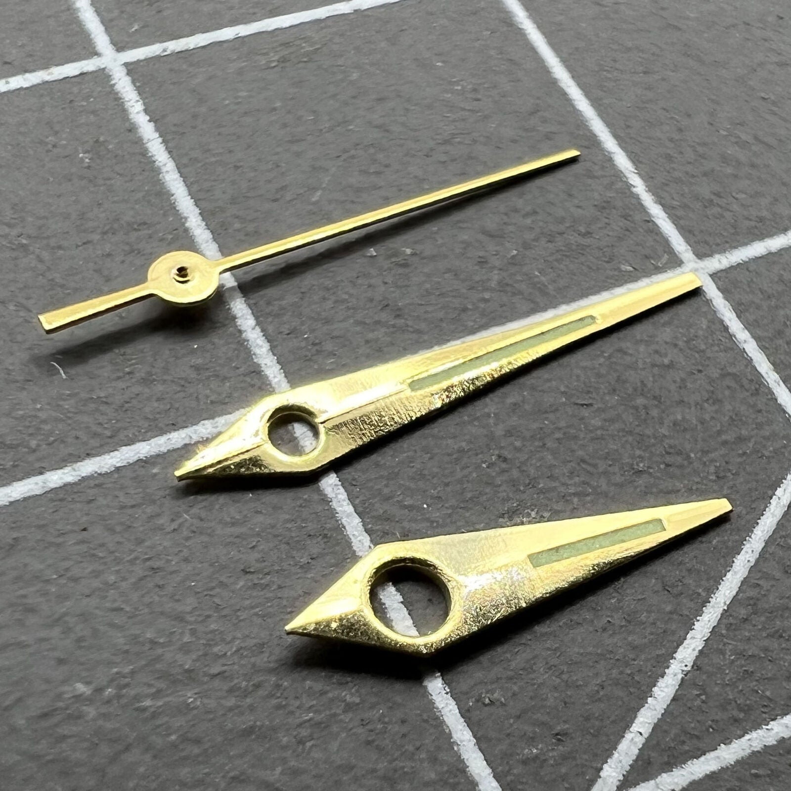 Golden trim arrow-shaped lume watch hands by P1-H5-NO16 for Miyota 8200, ideal for clear time reading and stylish upgrades.