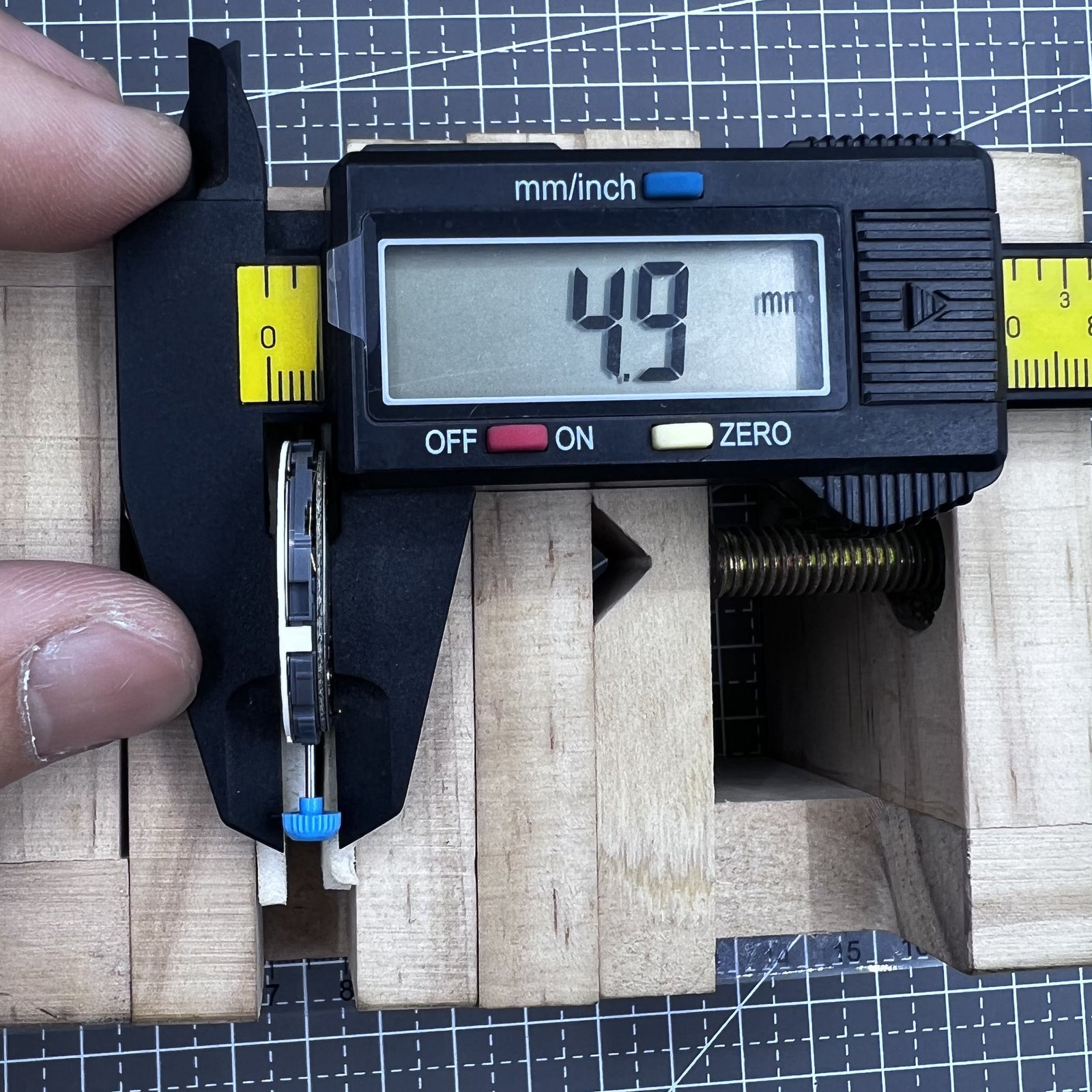 Miyota 7W71 Solar Quarzwerk Uhrwerk mit Datum bei 3 Uhr, pr�zise und langlebig.