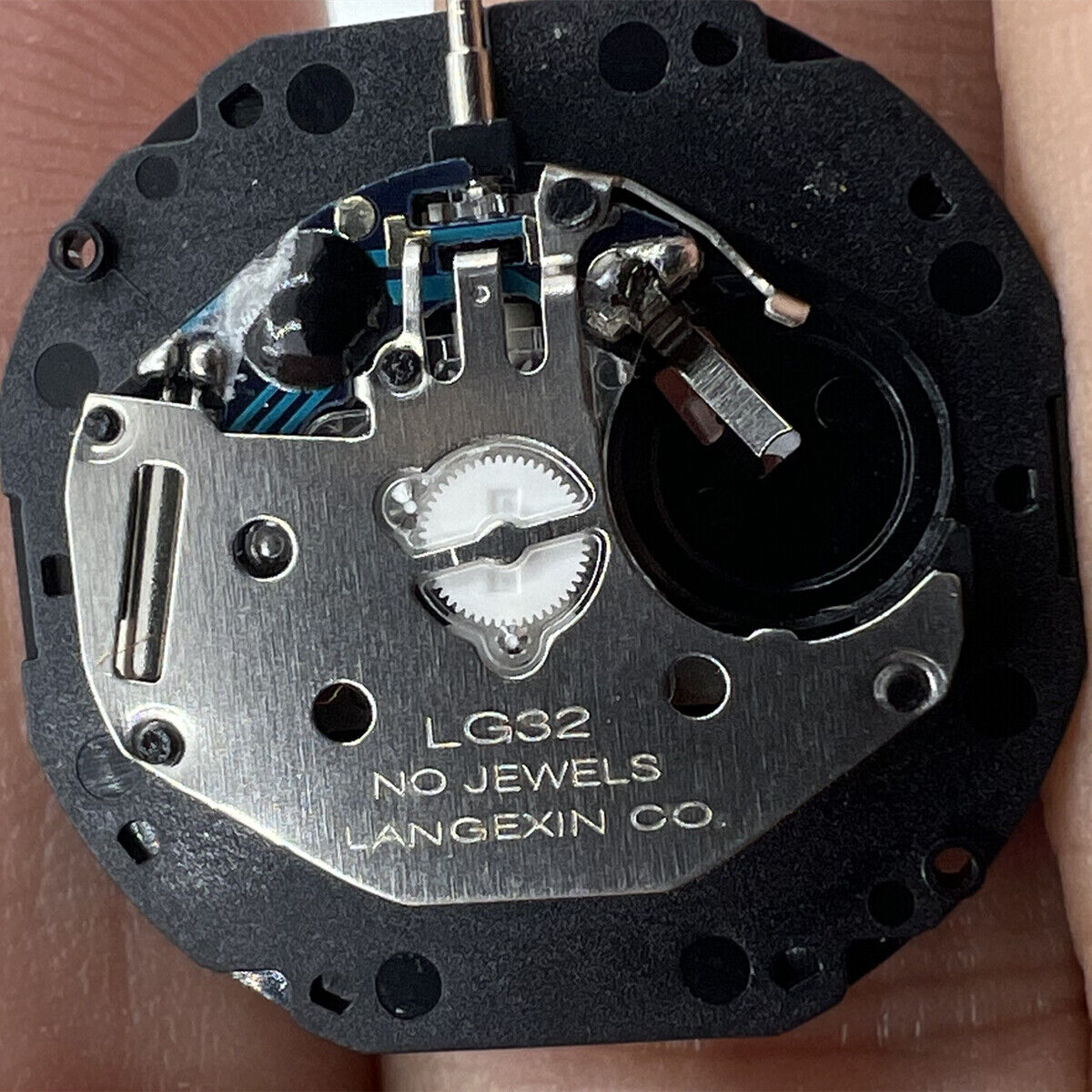 Watchmakers LG32 quartz movement highlighting date display at 3 o'clock for accurate watch repair.