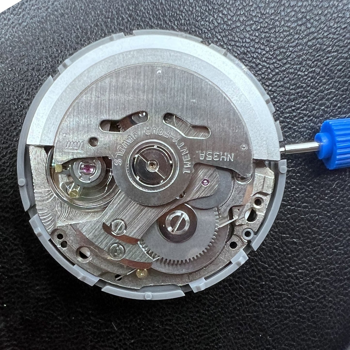 Seiko NH35 mechanisches Automatik-Uhrwerk mit wei�em Zifferblatt, pr�zise und langlebig f�r Uhrmacher.