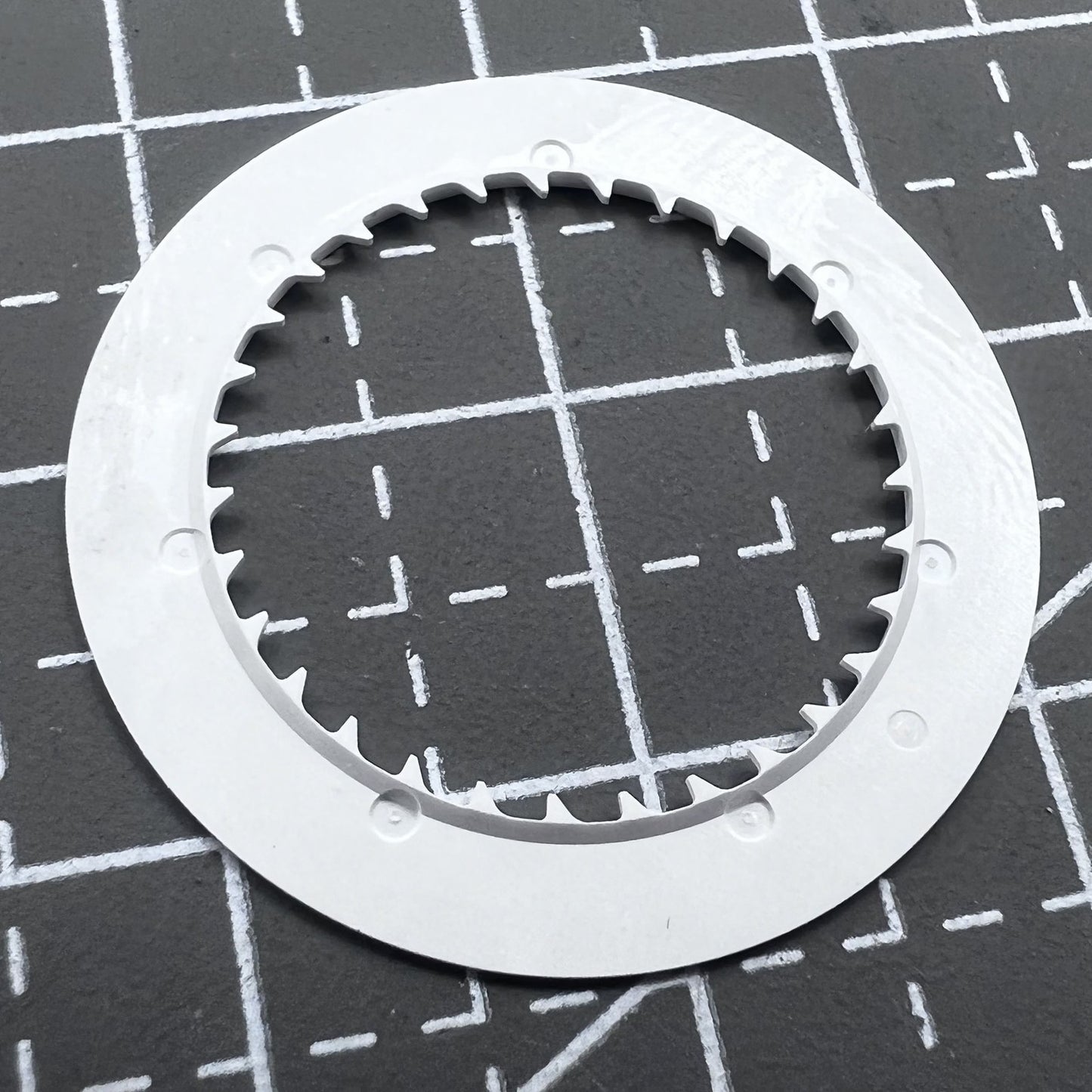 Datumsscheibe mit roter Schrift für Uhrwerk NH35 weißer Hintergrund