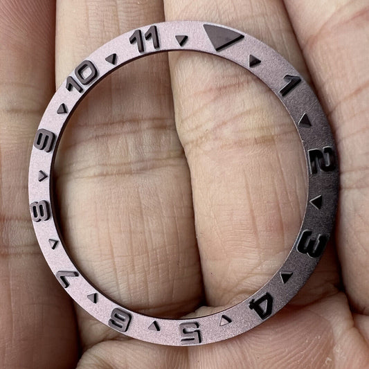 38 mm brauner Metall-Uhrenlünetteneinsatz mit schwarzen konvexen erhabenen Ziffern für die Yacht-Serie