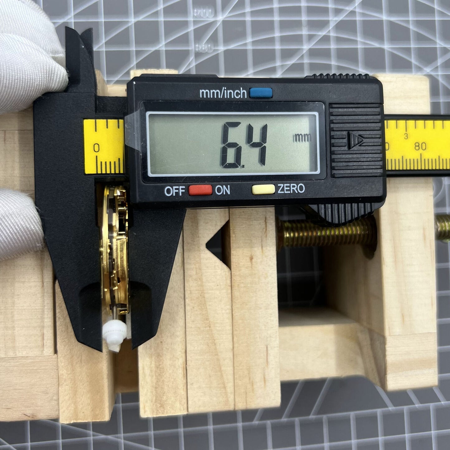 Swiss Made ETA251.272 quartz watch movement by ETA, featuring precise date display at 4 o?clock.