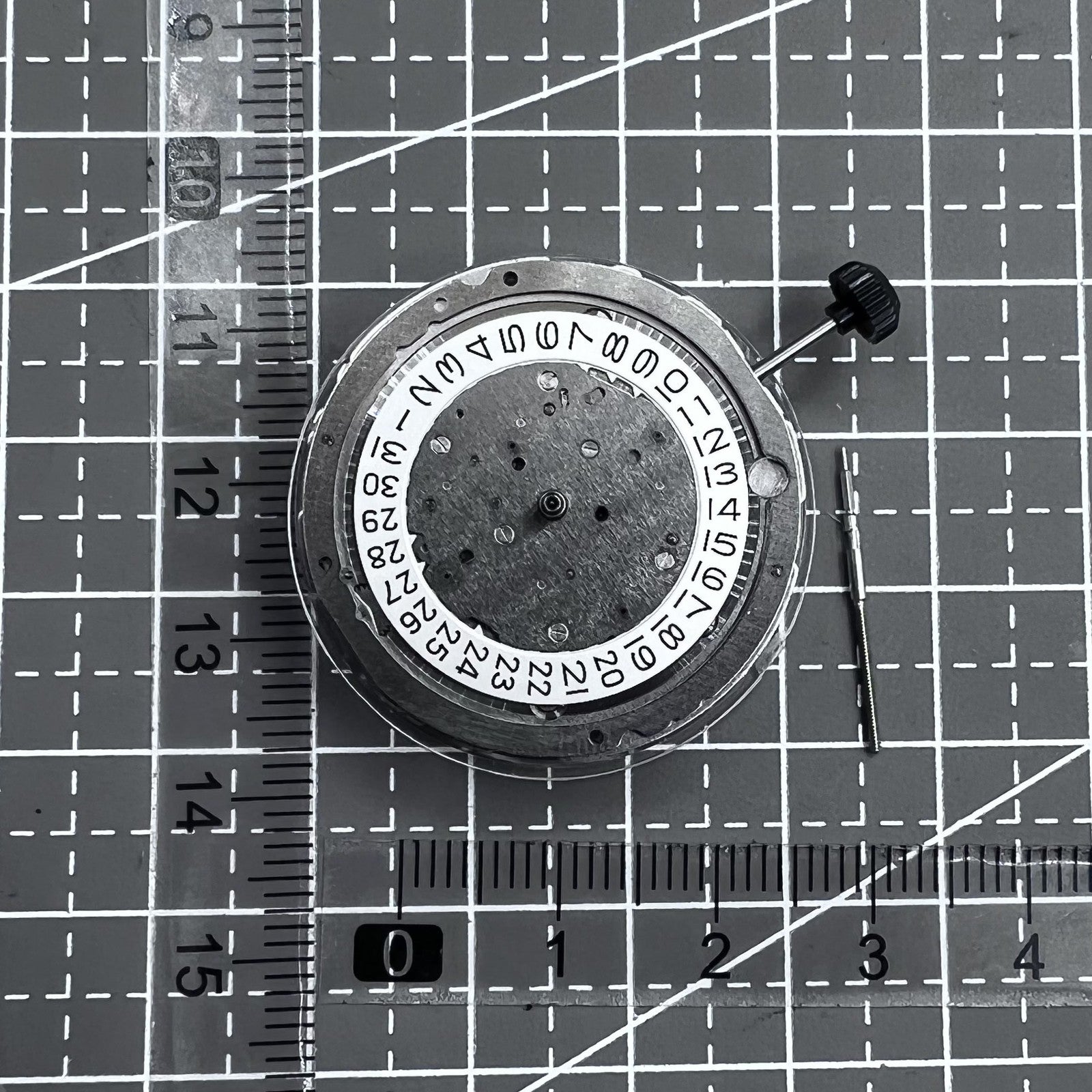 Mechanisches Miyota 9133 Uhrwerk mit japanischer Pr�zision, ideal f�r hochwertige Uhrenreparaturen.