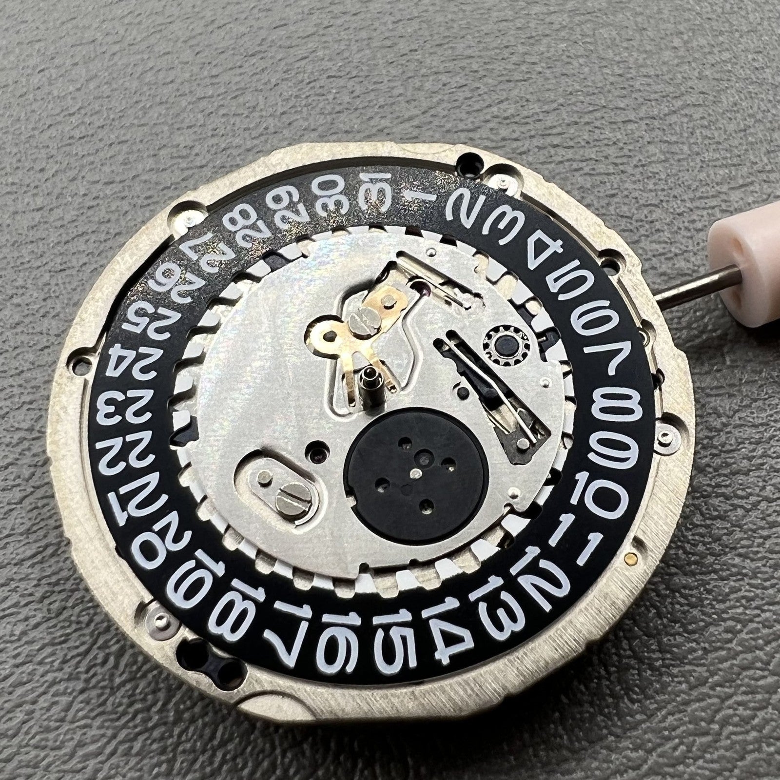 Seiko 5J32A quartz watch movement with black disk and single calendar for precise timekeeping.