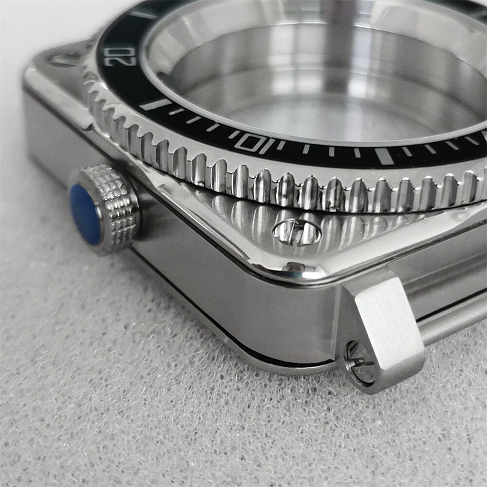 Edelstahl 42mm quadratisches Uhrengeh�use mit Saphirglas, passend f�r Seiko H35, robust und elegant.