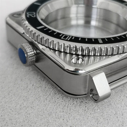 Edelstahl 42mm quadratisches Uhrengeh�use mit Saphirglas, passend f�r Seiko H35, robust und elegant.